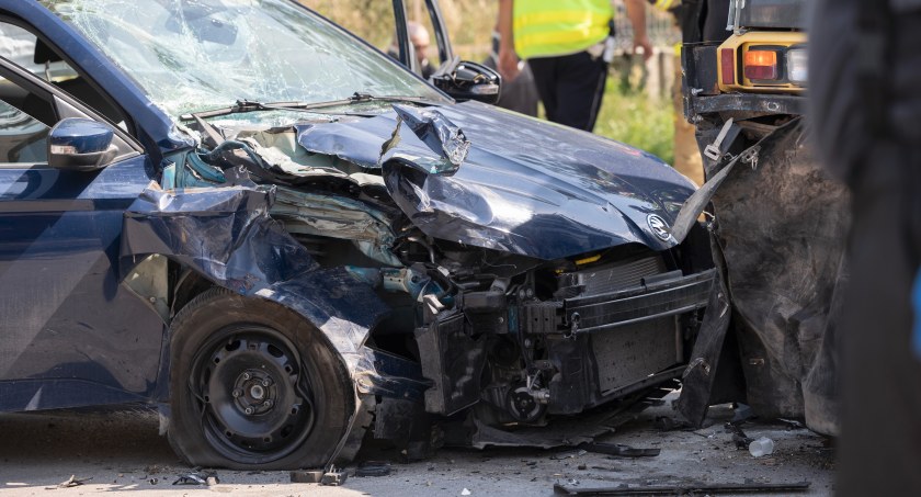 Wypadek w Stężycy. Na zdjęciu rozbita skoda fabia, której kierowca wjechał w walec drogowy