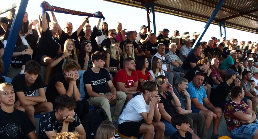 Grzegorz Niski (siedzi przy filarze w czapce) trener Polonii Londyn obejrzał derby powiatu