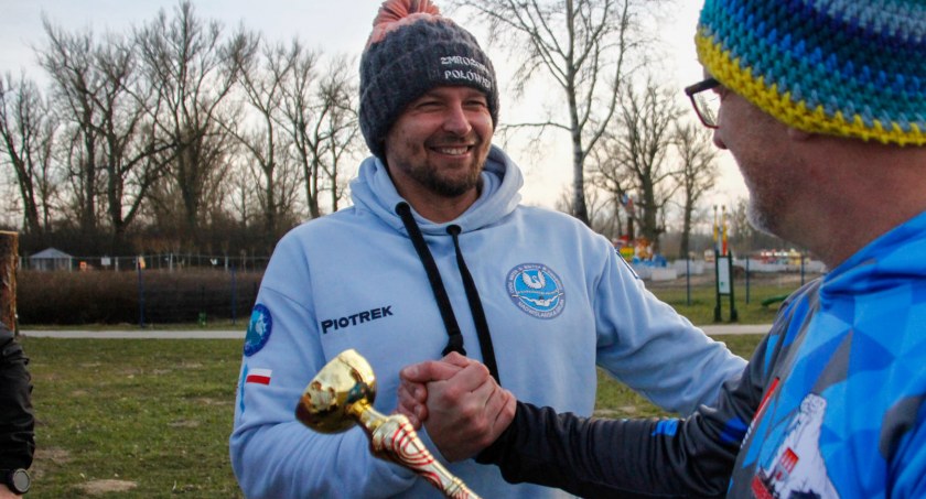 Piotr Świtaj odbiera nagrodę.