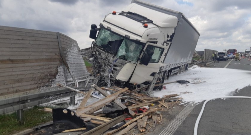 W wyniku zderzenia kierowca Forda Transita trafił do szpitala, kierowcy Scanii nic się nie stało.