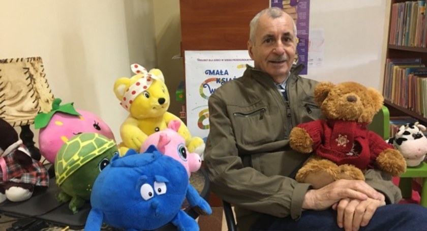 Pan Mirosław mówi, że uwielbia sprawiać dzieciom radość 