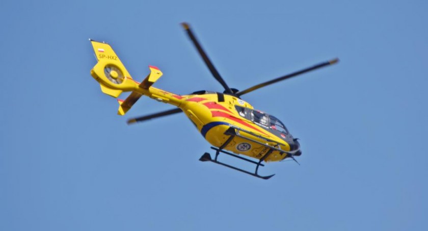 17-latek został zabrany do szpitala helikopterem. Fot. www.noweinfo.pl