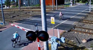 Dęblin – Rowerzystka uderzyła głową w opuszczany szlaban. Film ku przestrodze