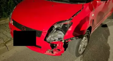 Pijany kierowca bez prawa jazdy demoluje znak drogowy. Odpowie przed sądem