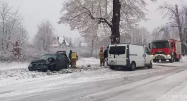 Kolizja w Dęblinie. Rozbite Volvo na poboczu, strażacy w akcji