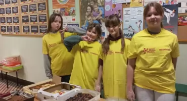 Szkolna społeczność w Dęblinie działa na rzecz potrzebujących – pierniki, kiermasze i wielkie serca!